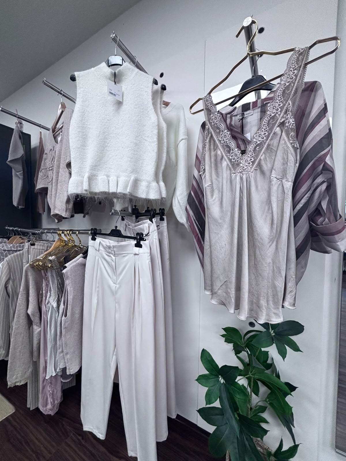 Cremefarbener Damen-Strick mit Spitze und heller Hose