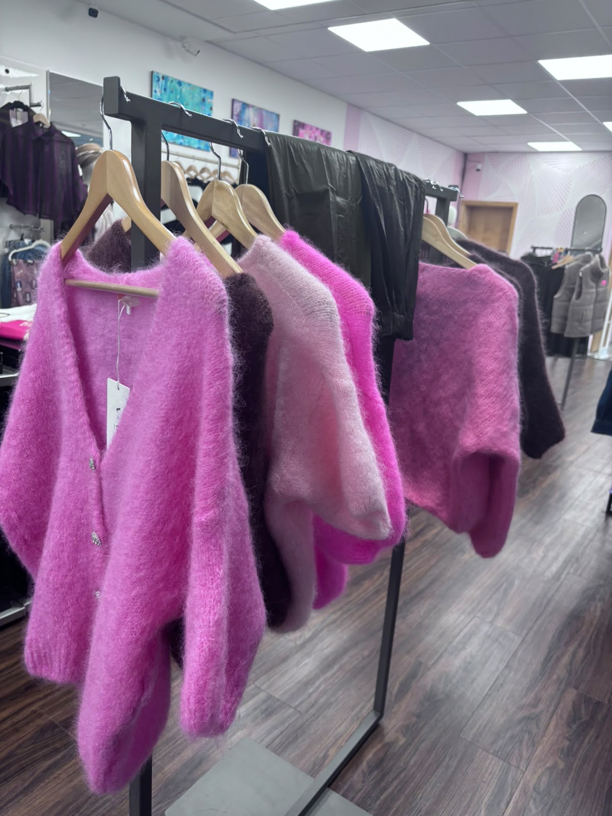 Damen-Strickpullover in Pink und Beerentönen in der Boutique