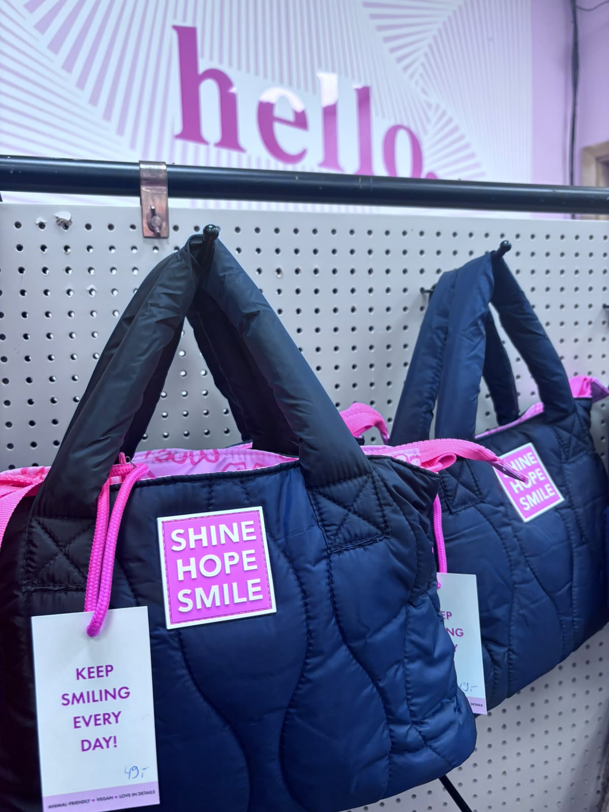 Damen-Taschen und Accessoires mit pinken Akzenten
